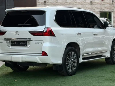 لكزس LX570 موديل 2017 محرك 5.7L V8 دفع رباعي