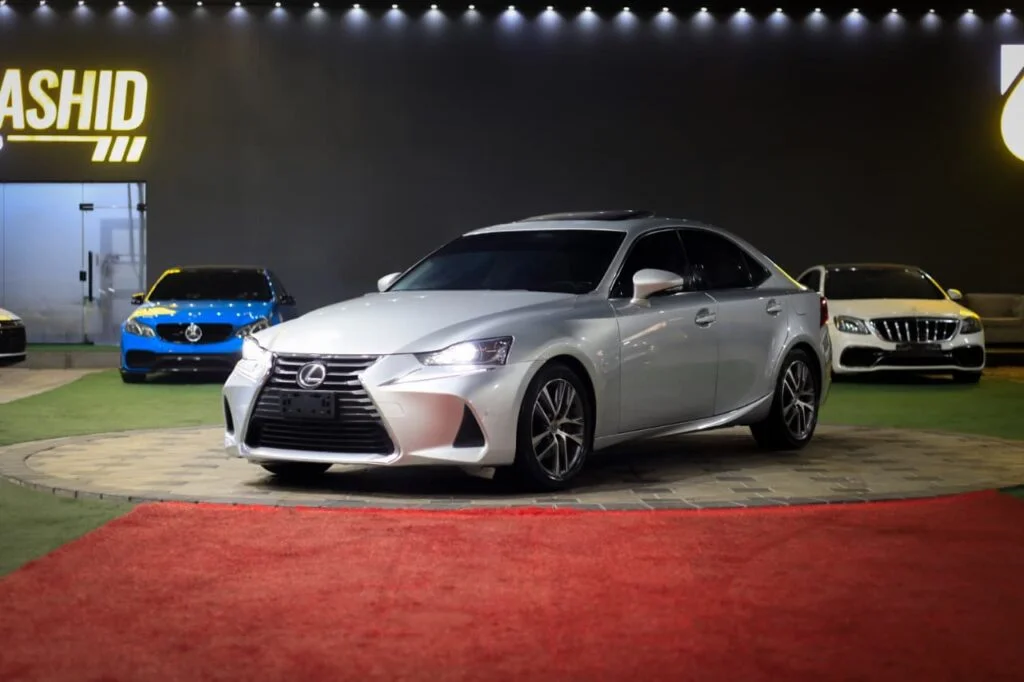 لكزس IS 300 موديل 2018 محرك 2.0L تيربو مواصفات خليجية