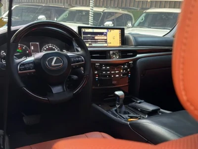 لكزس LX570 موديل 2017 محرك 5.7L V8 دفع رباعي