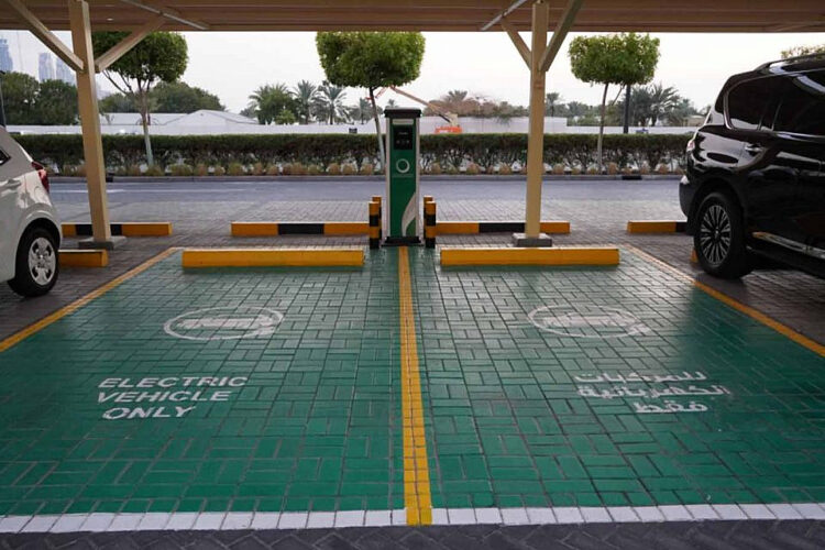 أشهر محطات شحن السيارات الكهربائية في دبي: دليل شامل لكل السائقين